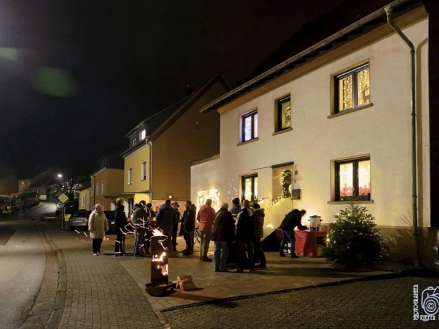 Weihnachtsfenster 13 - Illinger Stra&szlig;e