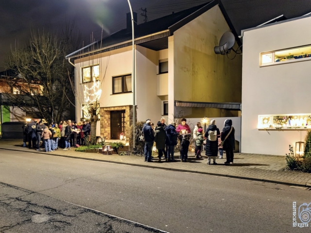 Weihnachtsfenster 16 - Illinger Stra&szlig;e